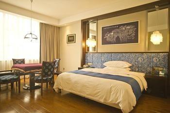 Miaozu Buyi Hotel Fenghuang Exteriör bild